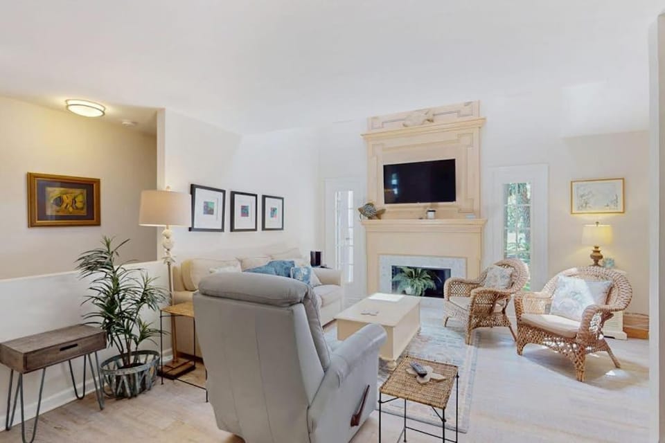 Dog-friendly golf-course adjacent townhouse w a wet bar patio & shared pool House in Hilton Head Island