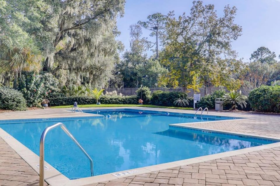 Dog-friendly golf-course adjacent townhouse w a wet bar patio & shared pool House in Hilton Head Island