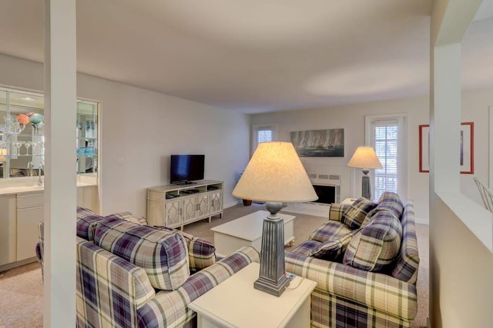 Incredible villa with pool and tennis access central AC and on-site golf Villa in North Forest Beach