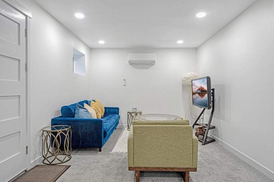 Newly renovated 2Bedroom 1Bath unit & parking Apartment in Columbia City