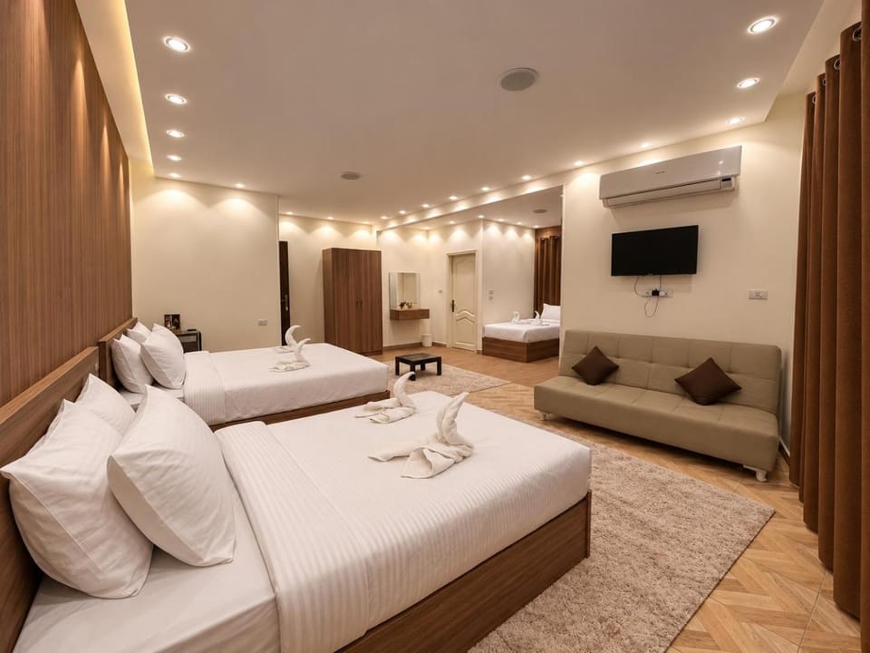 Communal lounge/ TV room, Bed, TV and multimedia, Living room, Photo of the whole room, Seating area, Evening entertainment, Bedroom, towels