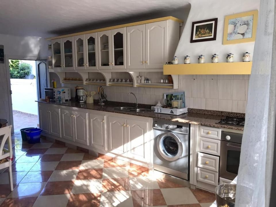 Family vacation, pool, sea, garden, quiet Villa in Tangier-Tétouan-Al Hoceima