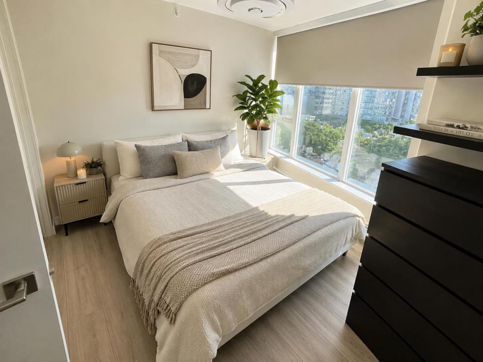 Bed, Photo of the whole room, Seating area, Bedroom