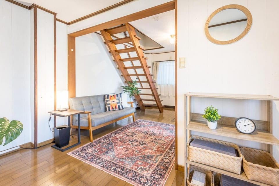 Retro-style coffee house and guesthouse-3 floors-Entire building available for rent-suitable for 9 people-Parking available-pets allowed-Mahjong Apartment in Japan