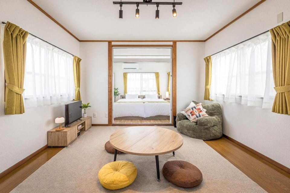 Retro-style coffee house and guesthouse-3 floors-Entire building available for rent-suitable for 9 people-Parking available-pets allowed-Mahjong Apartment in Japan