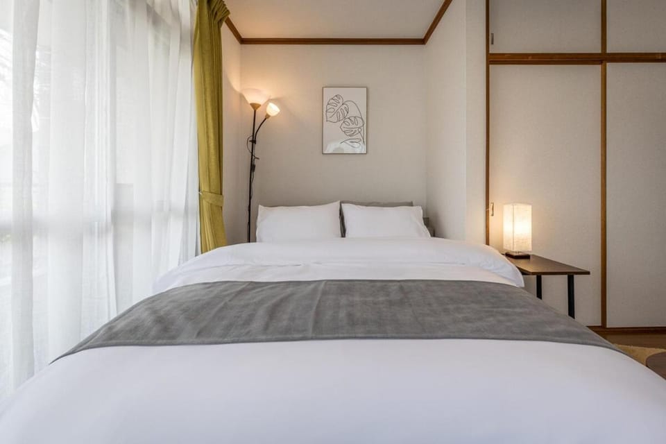 Retro-style coffee house and guesthouse-3 floors-Entire building available for rent-suitable for 9 people-Parking available-pets allowed-Mahjong Apartment in Japan