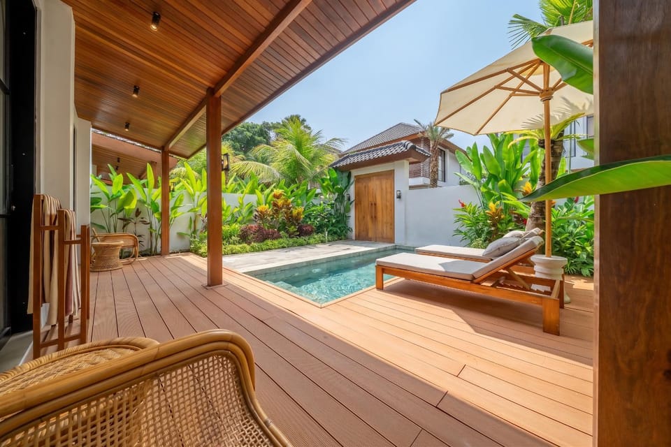 Patio, Swimming pool, sunbed