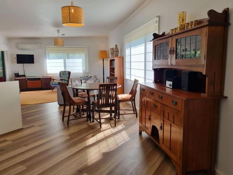 TV and multimedia, Kitchen or kitchenette, Living room, Seating area, Dining area
