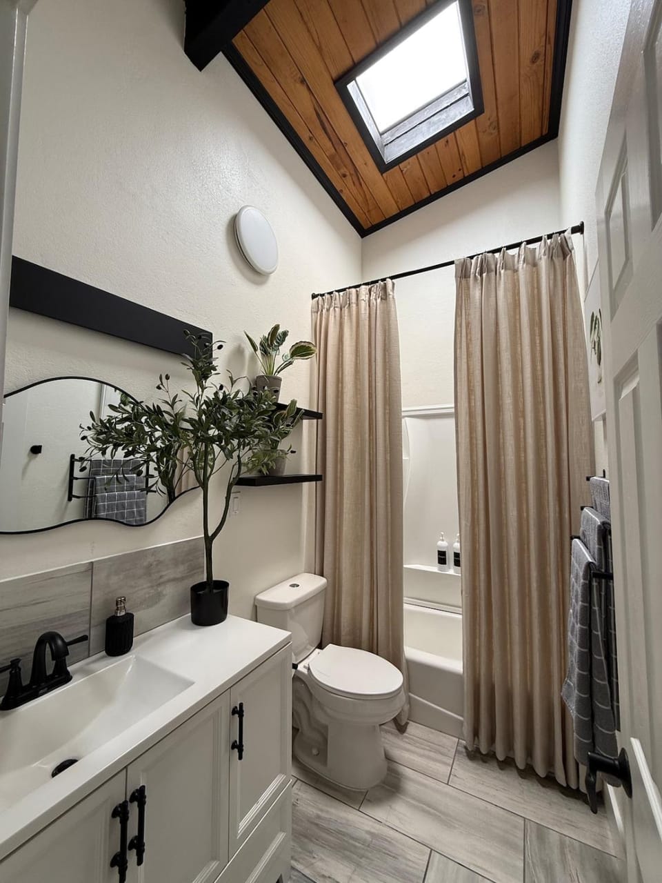 2 Bed 1 Bath Rosevilles Best Street Close to Freeway House in Roseville