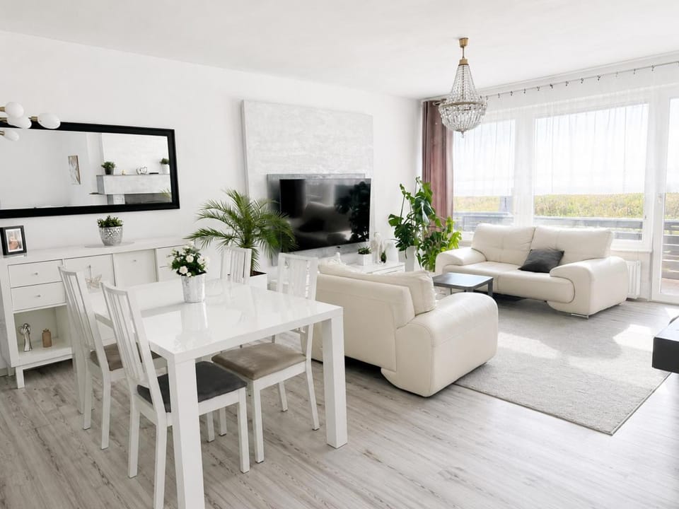 Communal lounge/ TV room, TV and multimedia, Living room, Seating area, Dining area