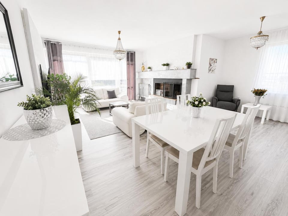 Communal lounge/ TV room, TV and multimedia, Kitchen or kitchenette, Living room, Seating area, Dining area