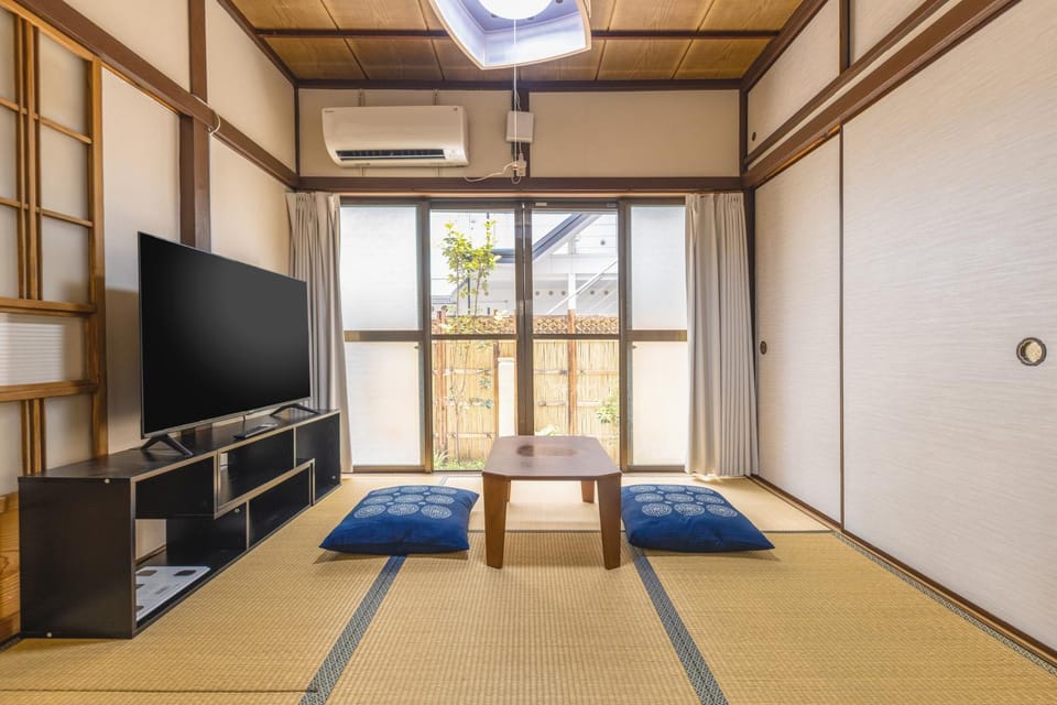 TV and multimedia, Photo of the whole room, air conditioner