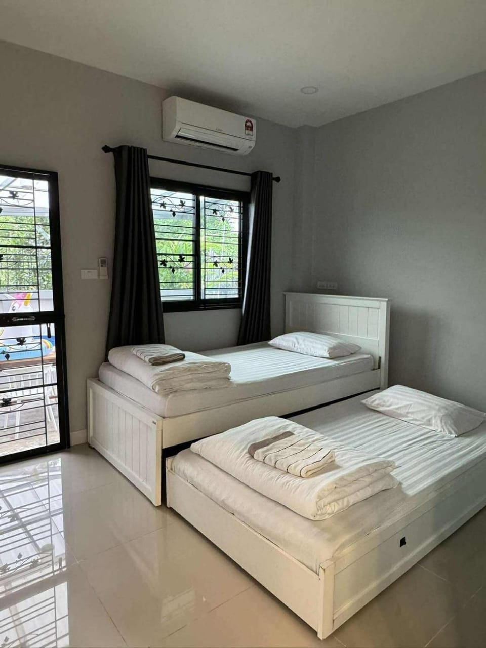 บ้านริมคลองพูลวิลล่า บ้านพักสัตหีบ BaanRimklong Poolvilla Sattahip House in Chon Buri Changwat