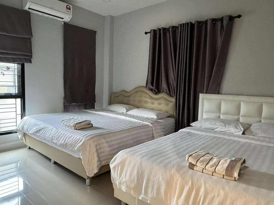 บ้านริมคลองพูลวิลล่า บ้านพักสัตหีบ BaanRimklong Poolvilla Sattahip House in Chon Buri Changwat