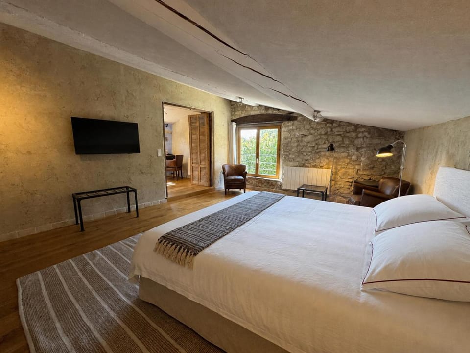 Photo of the whole room, Bedroom