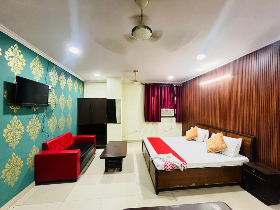 Communal lounge/ TV room, Bed, TV and multimedia, Living room, Photo of the whole room, Seating area, Evening entertainment, Bedroom