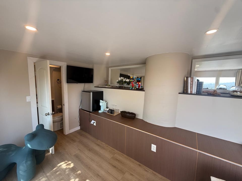 Hollywood Hills Private Suite w Panoramic Views Vacation rental in Hollywood Hills