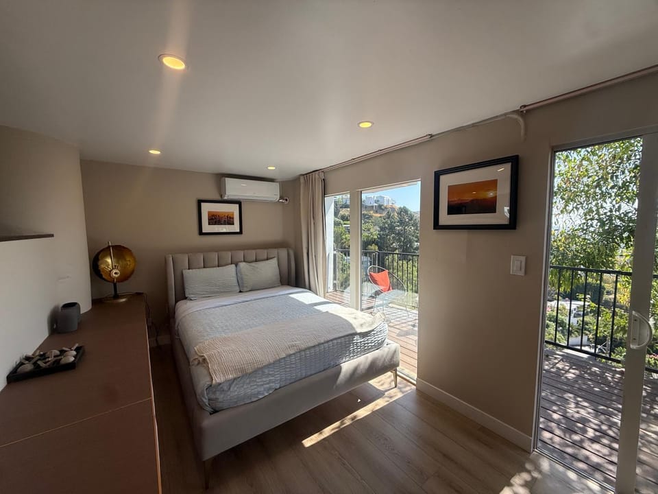 Hollywood Hills Private Suite w Panoramic Views Vacation rental in Hollywood Hills
