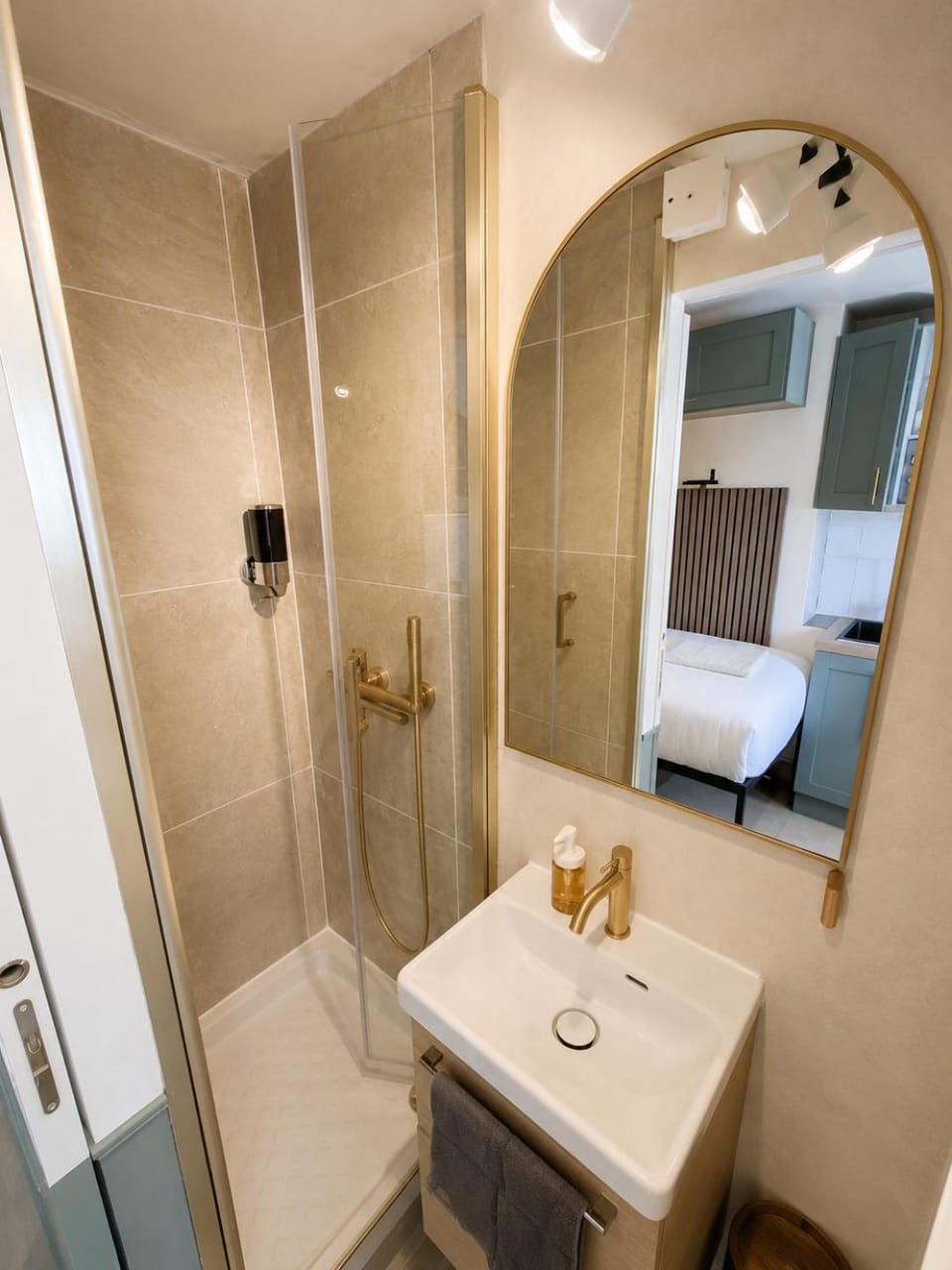 Toilet, Bathroom, towels