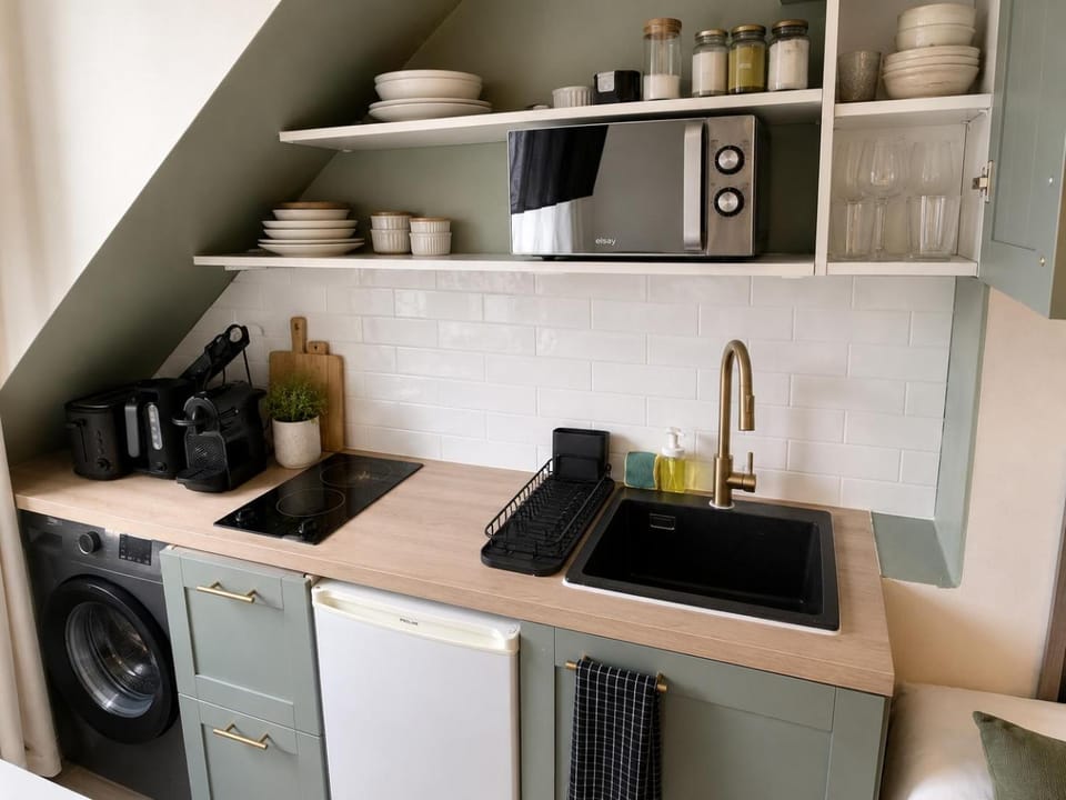 Coffee/tea facilities, Kitchen or kitchenette, stove, toaster