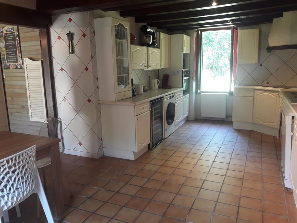 Kitchen or kitchenette, Dining area, dishwasher, microwave, oven, stove, toaster, washing machine
