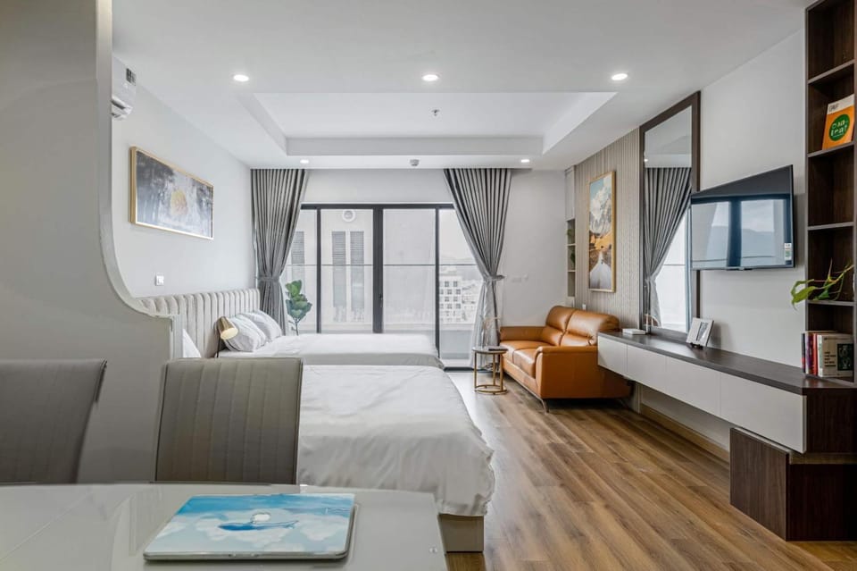 Property building, Communal lounge/ TV room, Bed, TV and multimedia, Living room, Photo of the whole room, Seating area, Bedroom, hair dresser