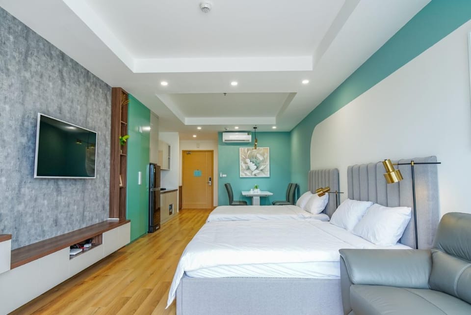 Property building, Communal lounge/ TV room, Bed, TV and multimedia, Photo of the whole room, Seating area, Evening entertainment, Bedroom