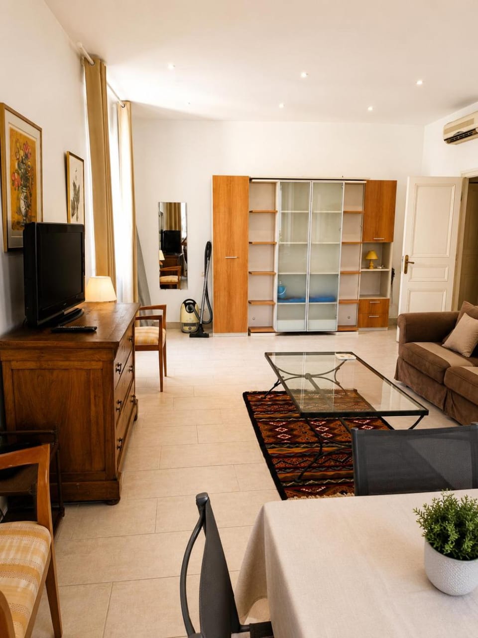 Communal lounge/ TV room, Seating area, Dining area, air conditioner