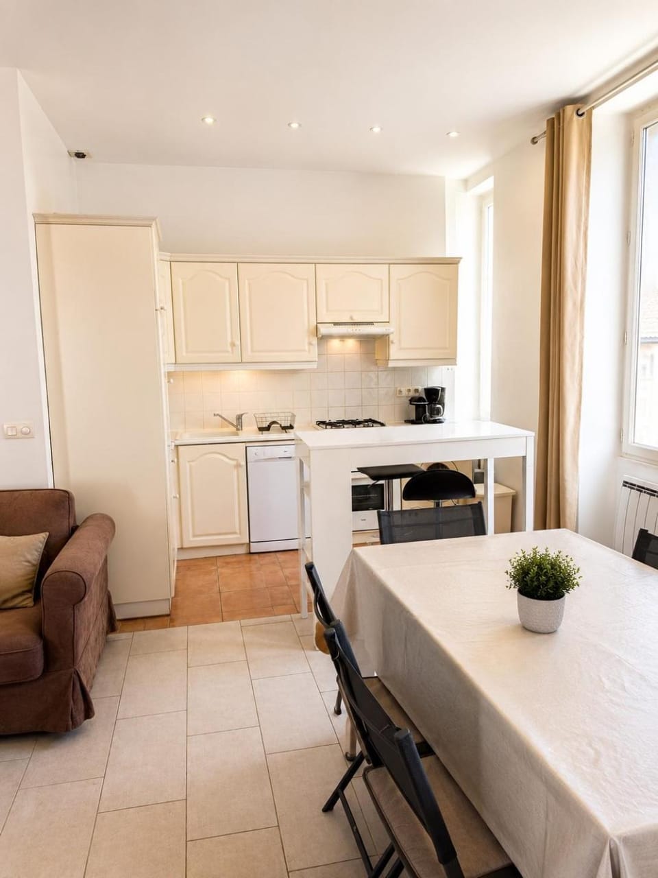 Kitchen or kitchenette, Dining area, oven, stove