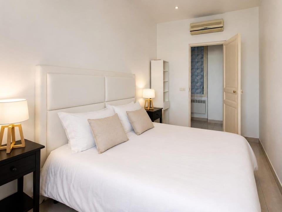 Bed, Photo of the whole room, Bedroom, wardrobe, air conditioner