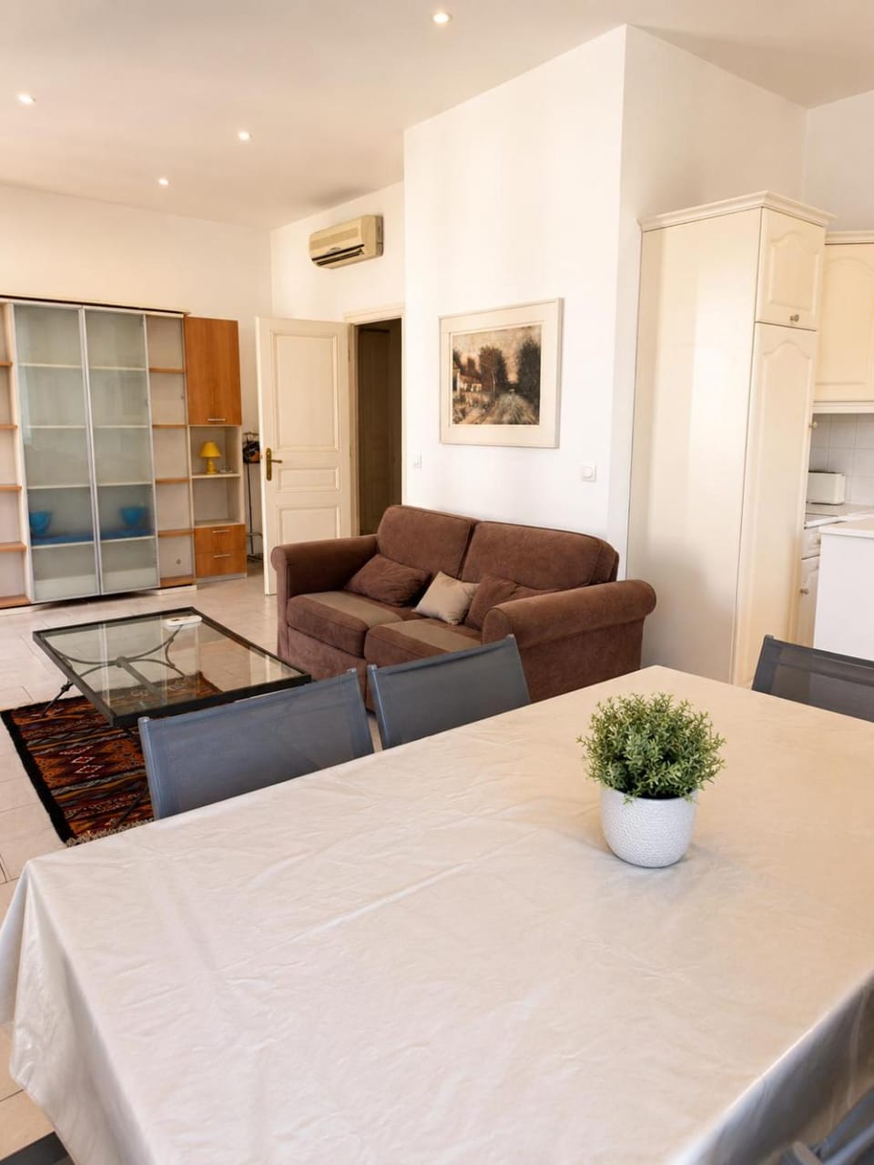Living room, Seating area, Dining area, air conditioner