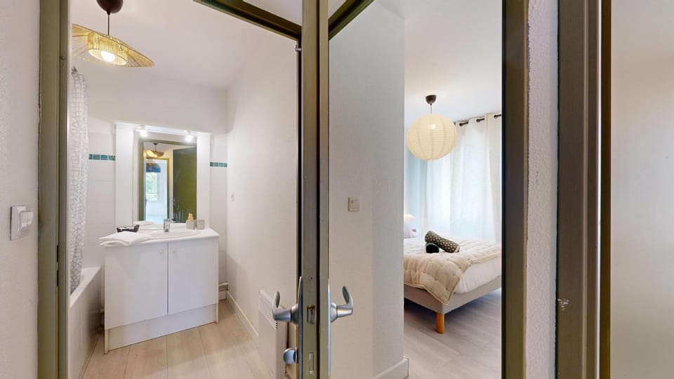 Bed, Bathroom, Bedroom, towels