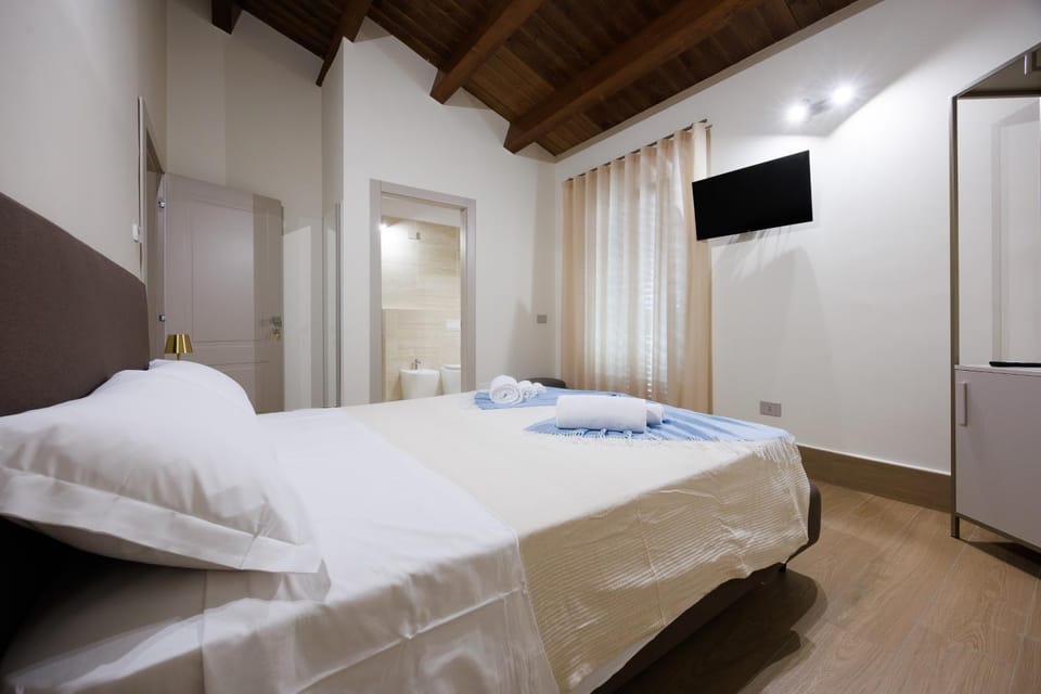 Communal lounge/ TV room, Bed, TV and multimedia, Photo of the whole room, Bedroom, towels, wardrobe