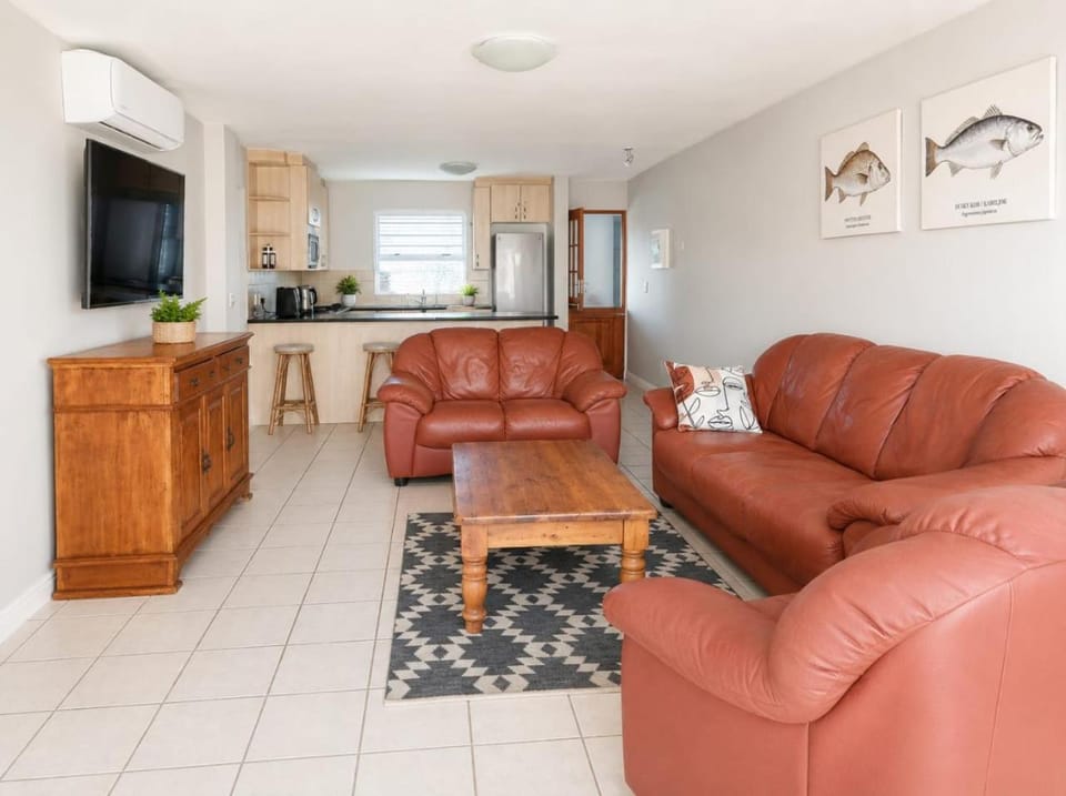 Communal lounge/ TV room, TV and multimedia, Living room