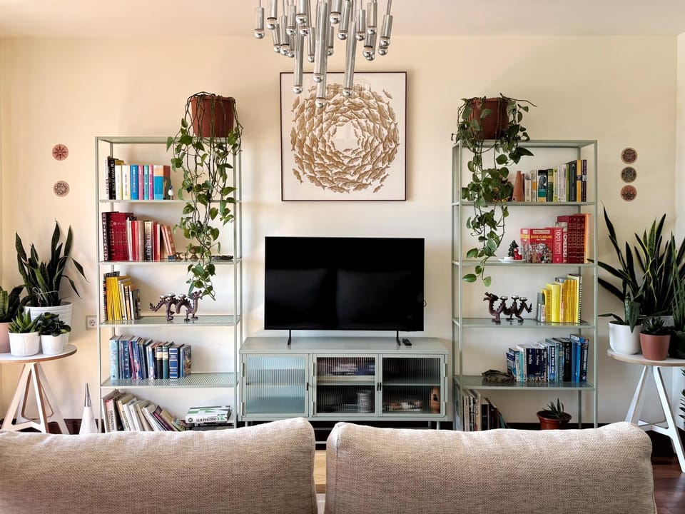 Communal lounge/ TV room, Library, TV and multimedia, Living room, Seating area, Evening entertainment