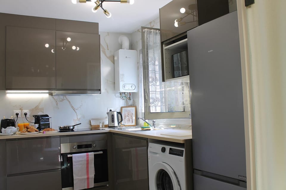 Coffee/tea facilities, Kitchen or kitchenette, microwave, oven, stove, toaster, washing machine