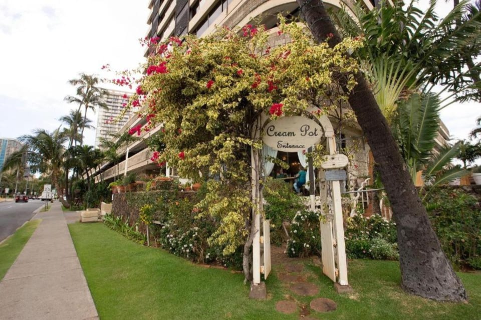 Waikiki studio Best location No resort fees Apartment hotel in McCully-Moiliili