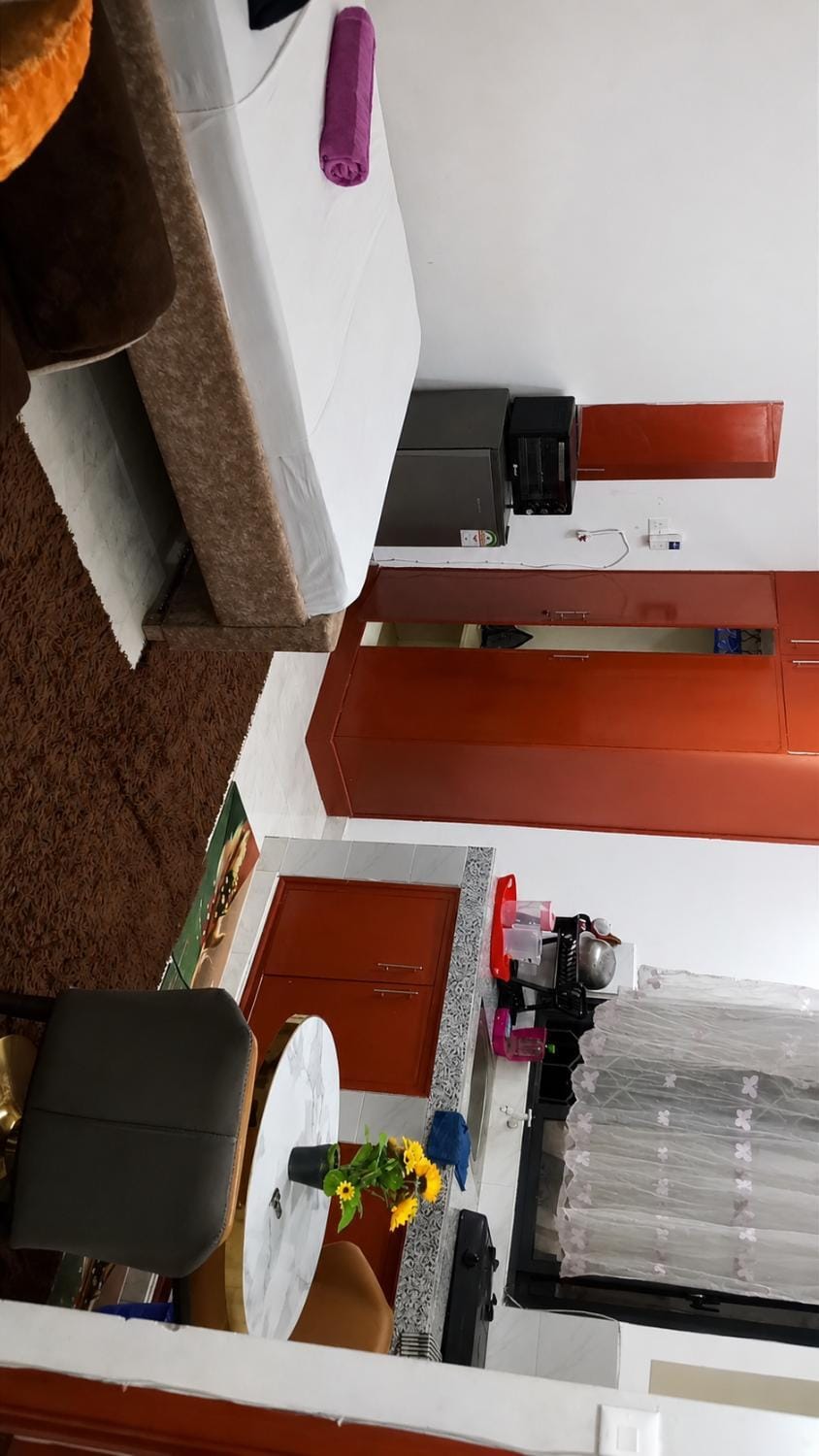 Photo of the whole room, minibar, oven