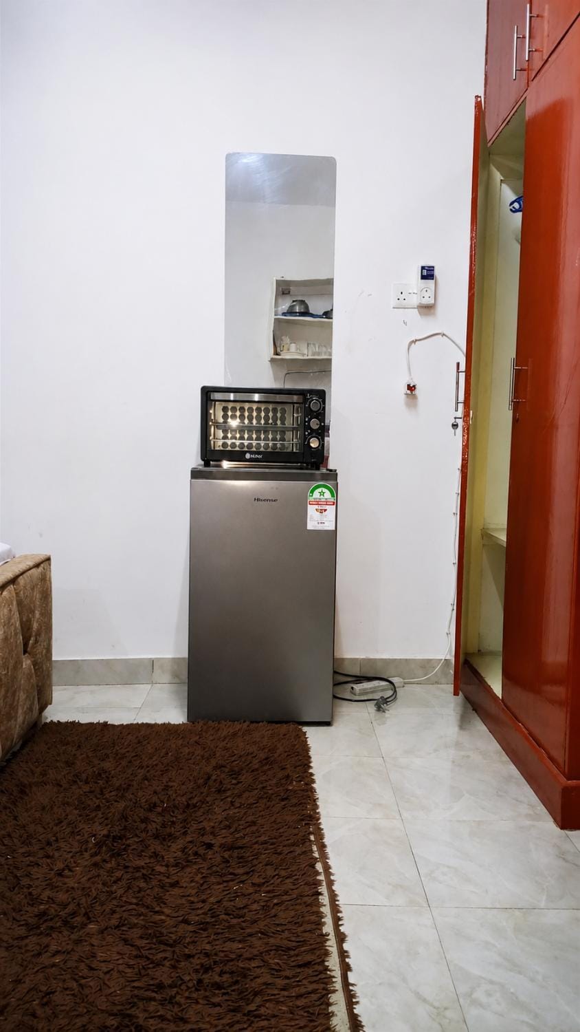 minibar, oven
