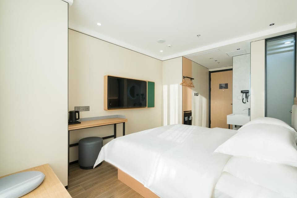 Bed, TV and multimedia, Bedroom