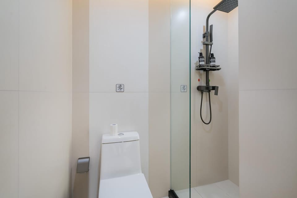 Shower, Toilet