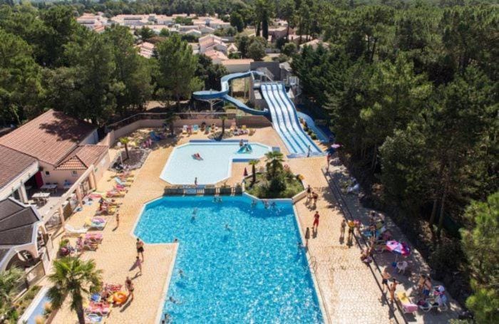 Property building, Day, People, Natural landscape, Bird's eye view, Aqua park, Pool view, Swimming pool, group of guests, sunbed
