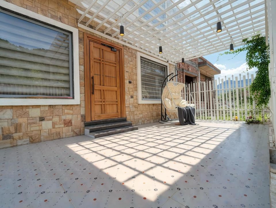 Property building, Patio, Facade/entrance, Day