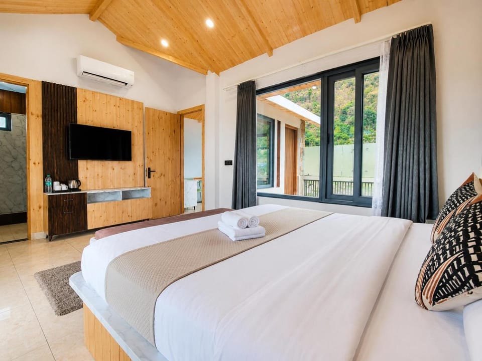 Bed, TV and multimedia, Photo of the whole room, Bedroom, towels, air conditioner