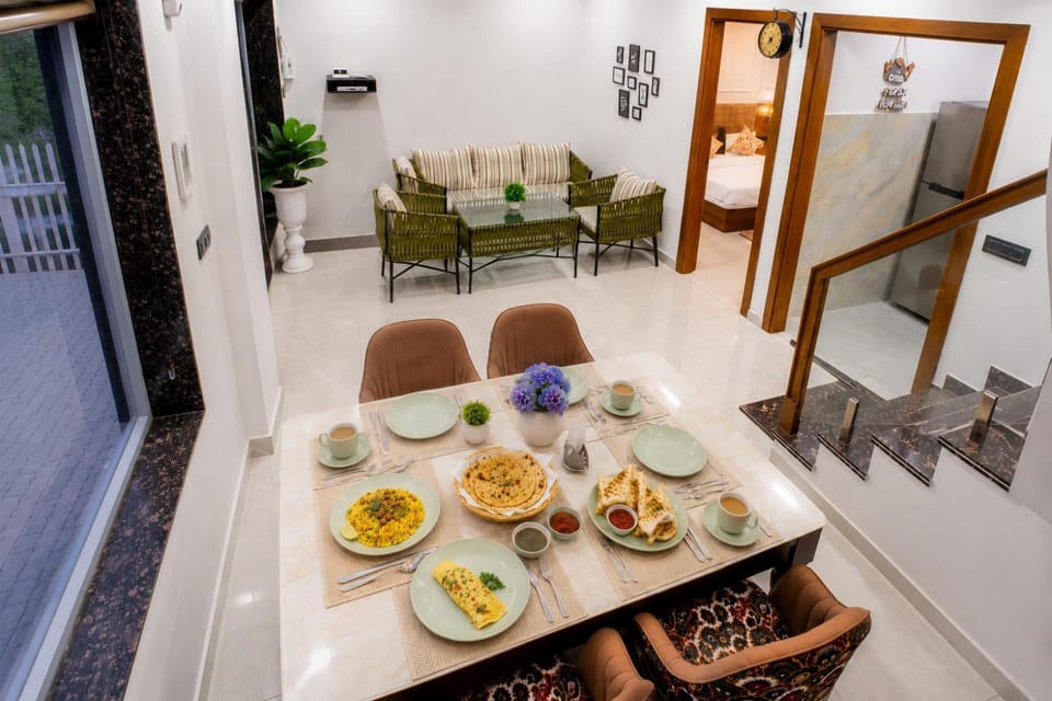 Food and drinks, Dining area, Food, Breakfast