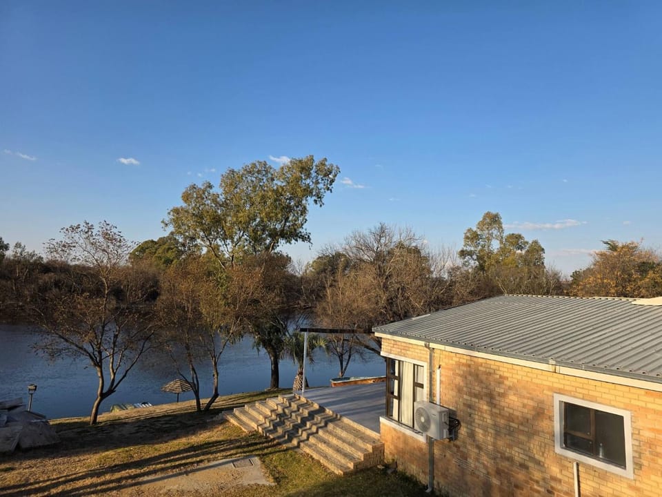Luxurious Riverside Retreat in Lindequesdrif, Vaal River House in North West, South Africa