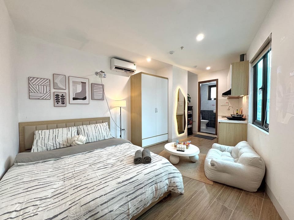 Bed, Living room, Photo of the whole room, Seating area, Bedroom, wardrobe, air conditioner