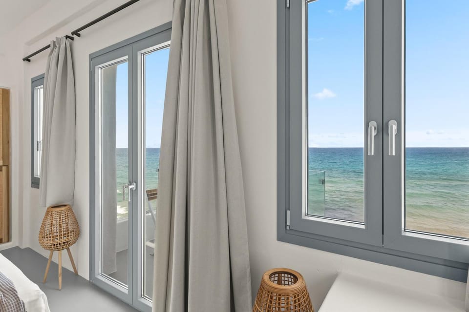 Bed, Natural landscape, View (from property/room), Balcony/Terrace, Photo of the whole room, Beach, Bedroom, Sea view