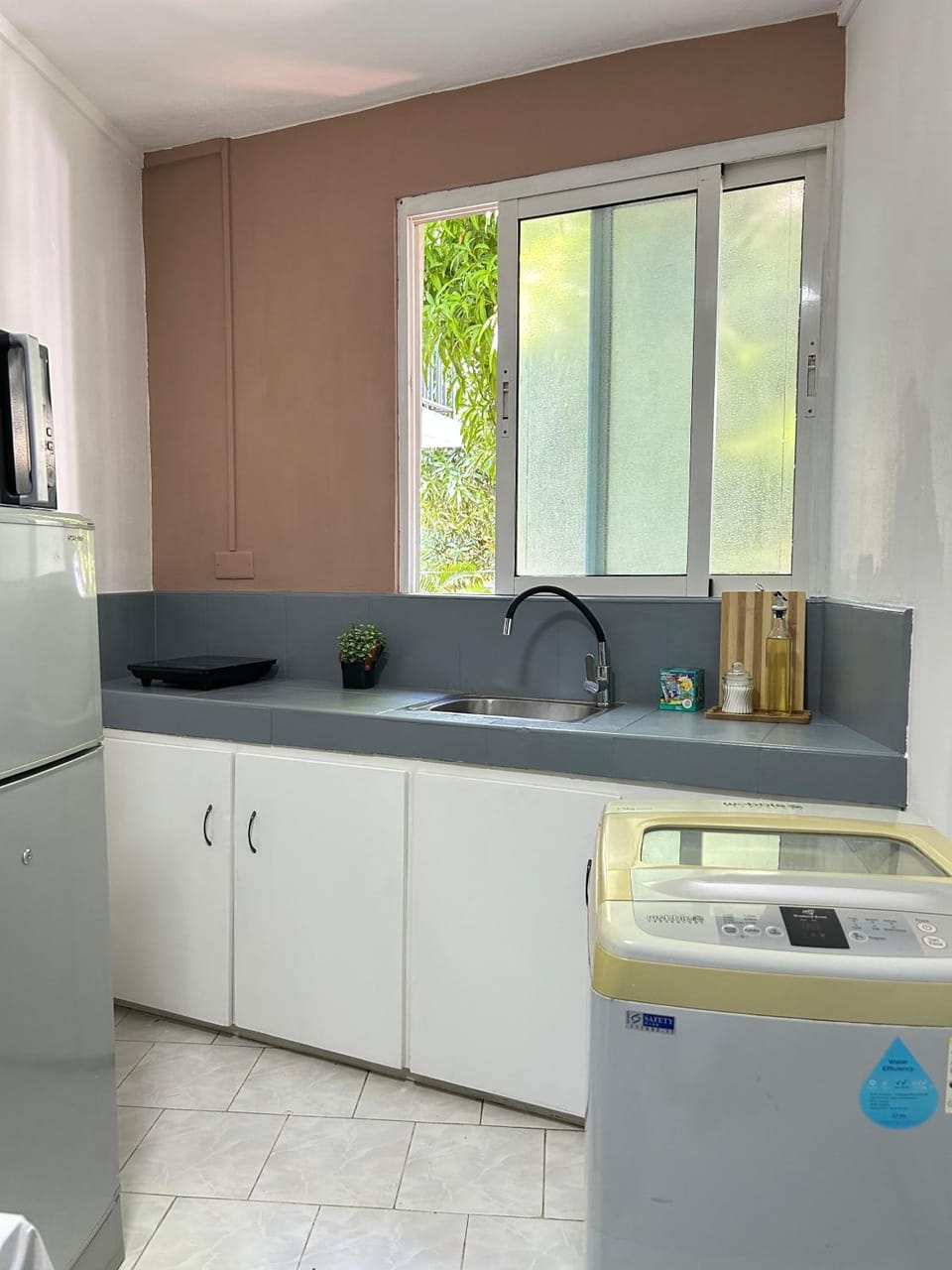 Kitchen or kitchenette, stove, washing machine