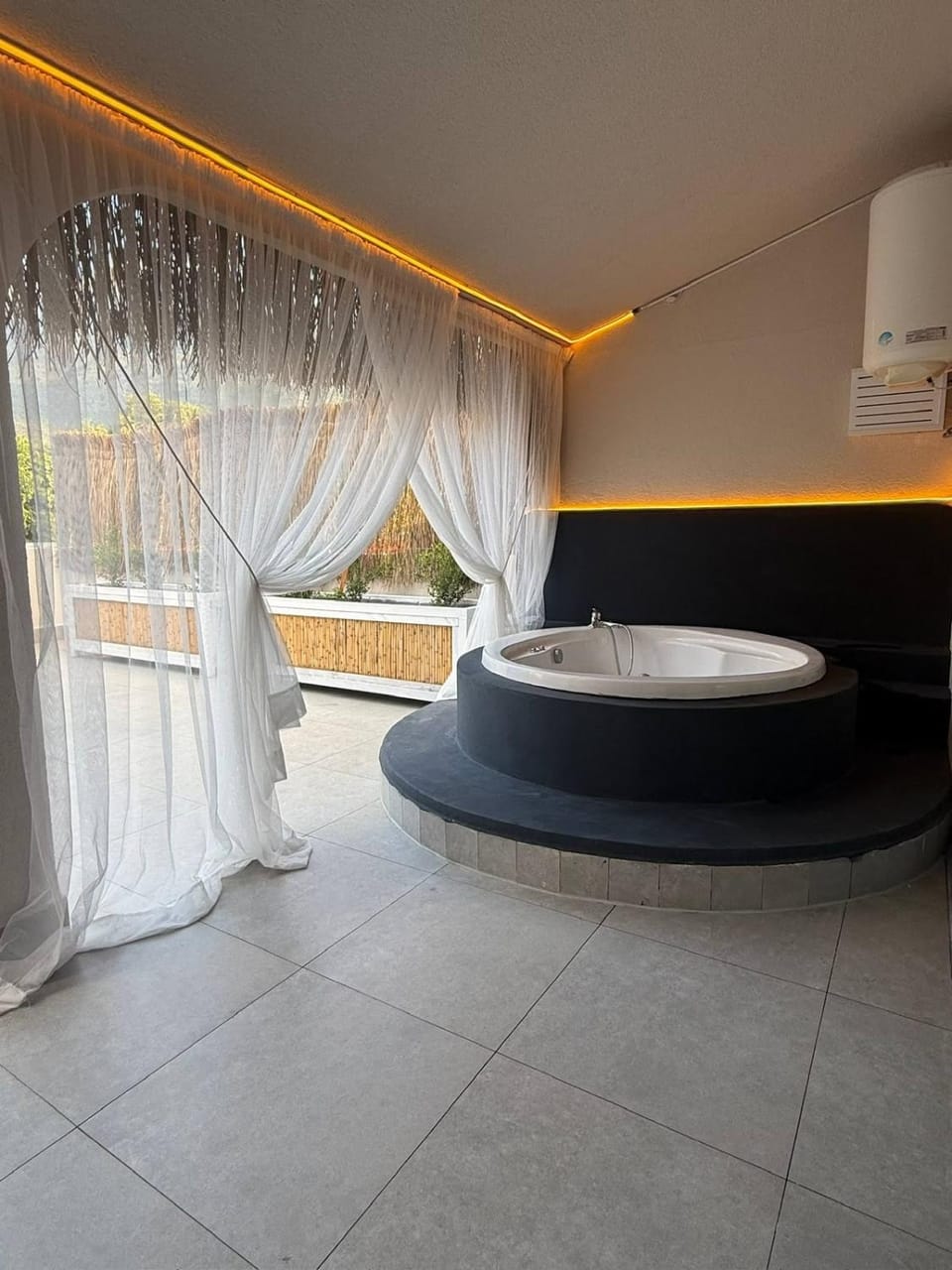 Hot Tub, Bath
